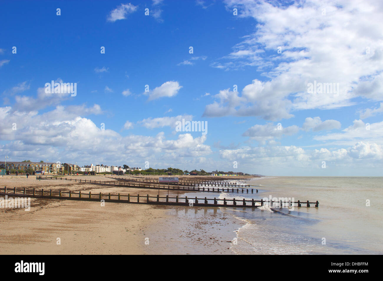 Blick auf den menschenleeren Strand vom Pier im Badeort Littlehampton West Sussex England GB Europa Stockfoto