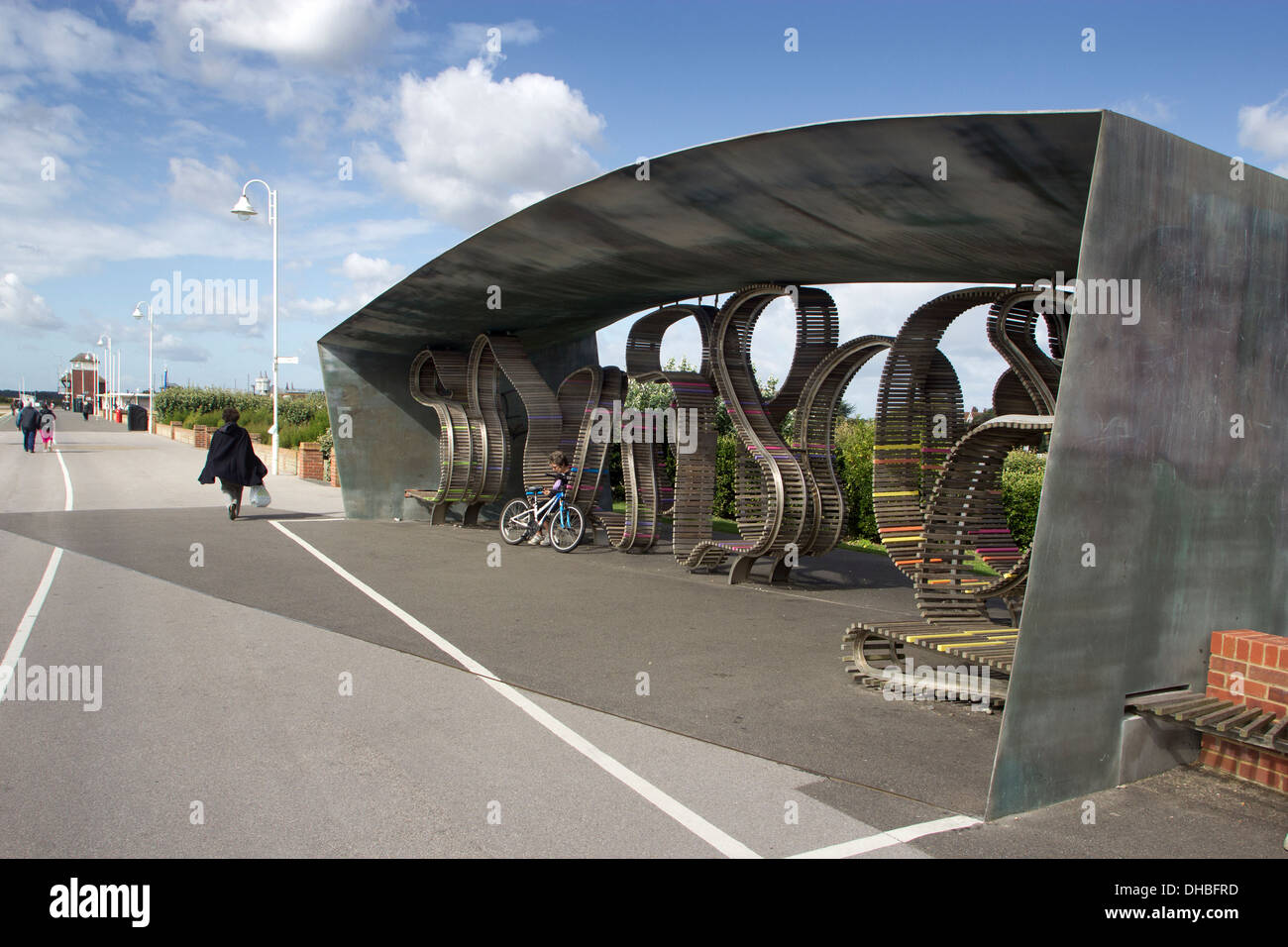 Schutz. The Longest Bench, Littlehampton, West Sussex, England Großbritannien - längste Bank in Großbritannien Stockfoto