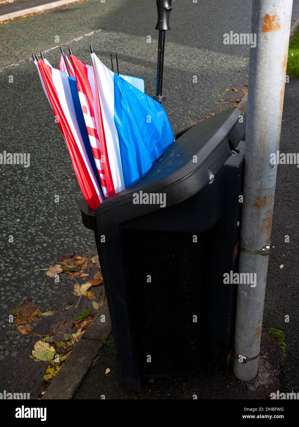 Gebrochenen Schirm in Abfallbehälter. England, UK. Stockfoto