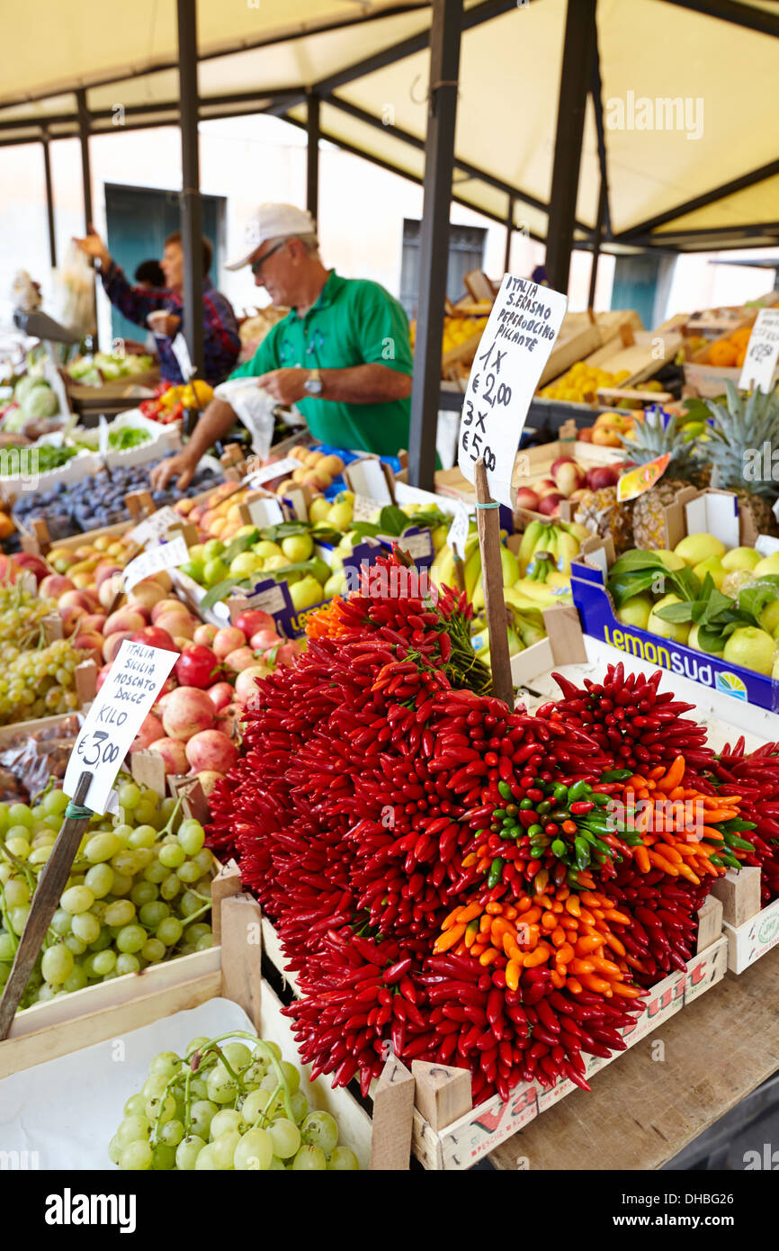 Shopping für frisches Obst und Gemüse auf den Märkten von Rialto, Venedig, Italien. Stockfoto