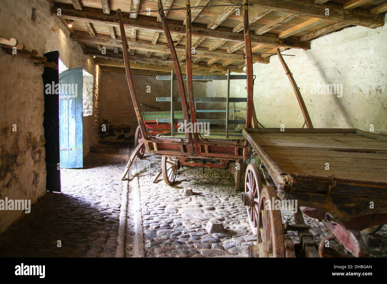 Alte Holzkarren im Karrenschuppen im Godolphin House, Helston, Cornwall, England, Großbritannien Stockfoto