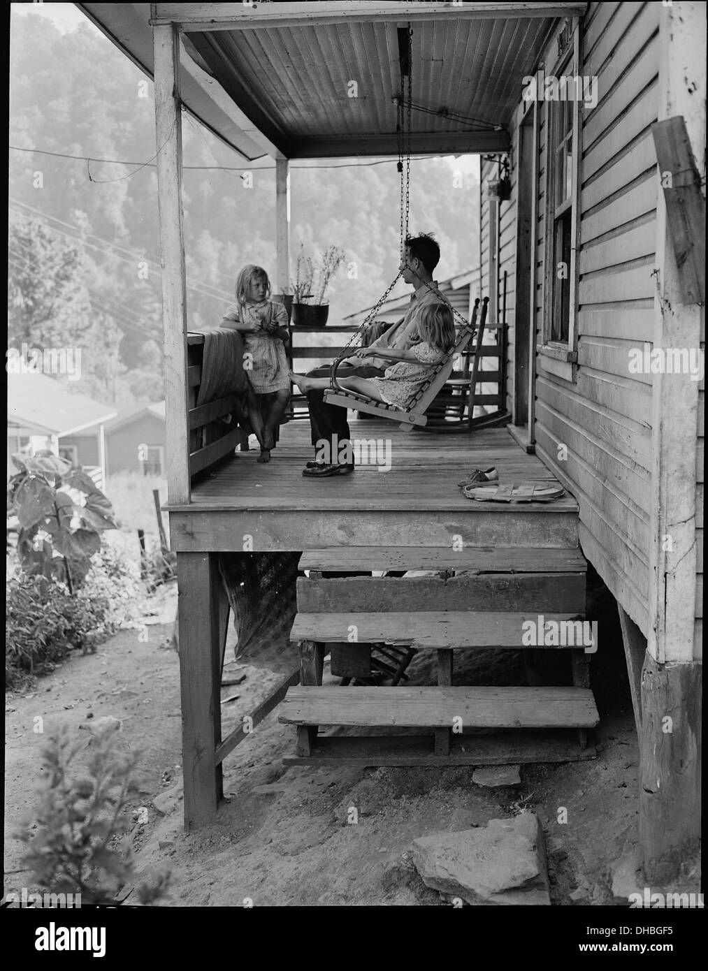 Bill Daniels, ein Bergmann und seinen beiden Töchtern auf der Veranda ihres 3-Zimmer-Hauses, wofür sie $7 Zahlen... 540998 Stockfoto