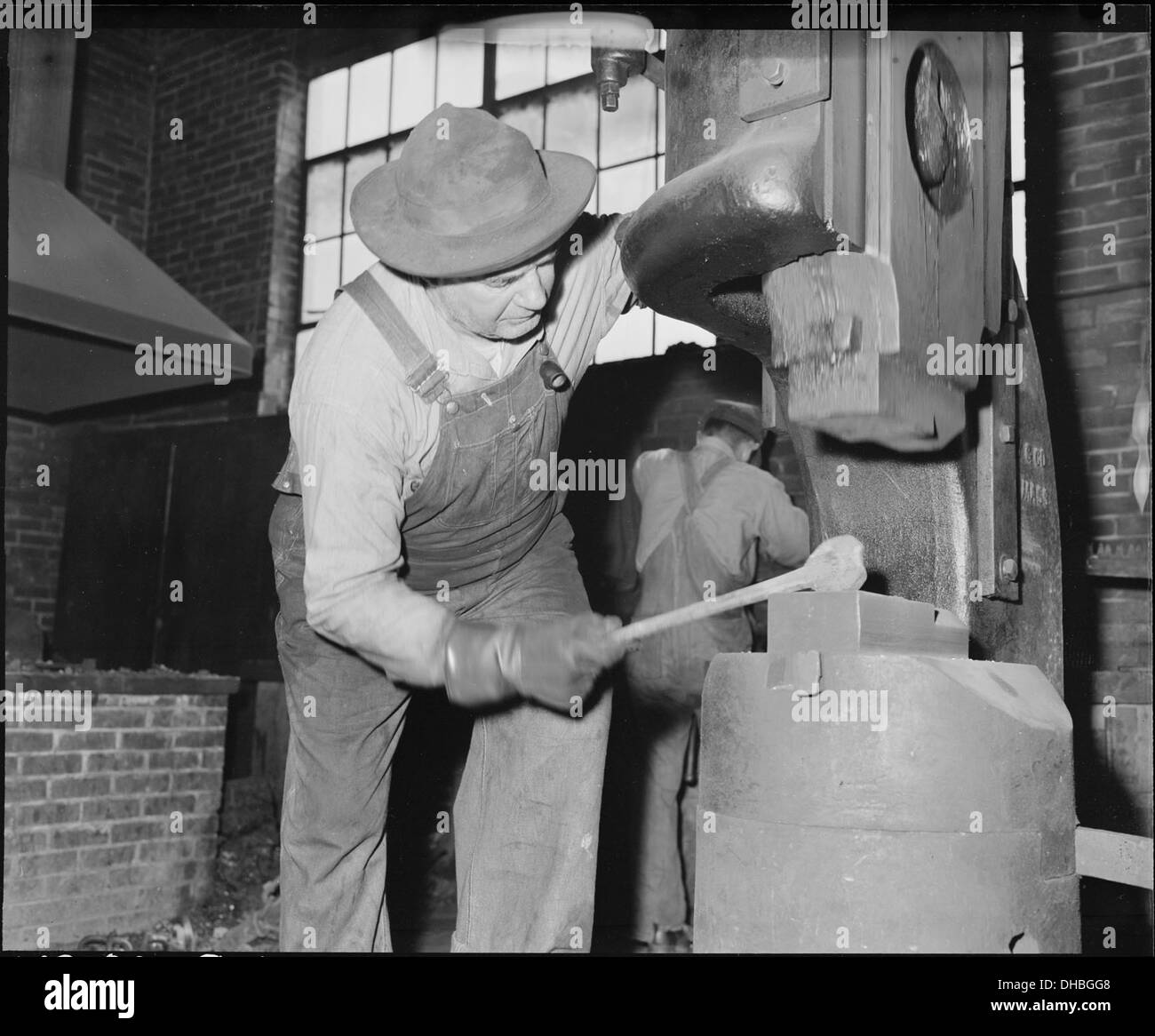 Ein Schmied der Pocahontas Corporation’s Mines 33-34 in Tazewell, Virginia, verwendet einen Hammer, um erhitztes Eisen zu Formen, eine traditionelle Methode der Metallbearbeitung im Bergbau. Stockfoto