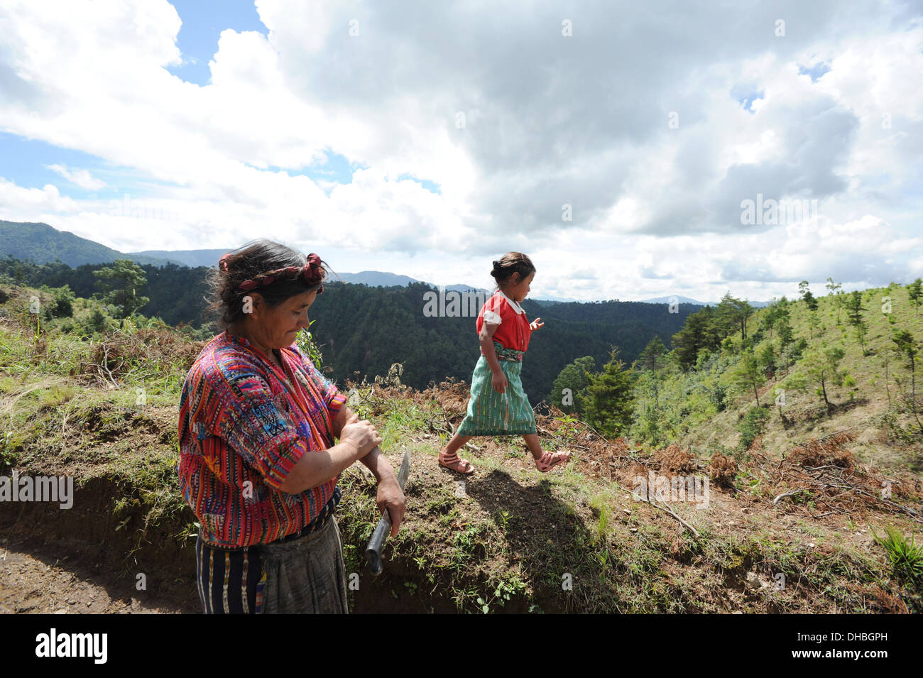 Guatemala indigene Menschen gehen in Caserio Panuca, Solola, Guatemala. Stockfoto