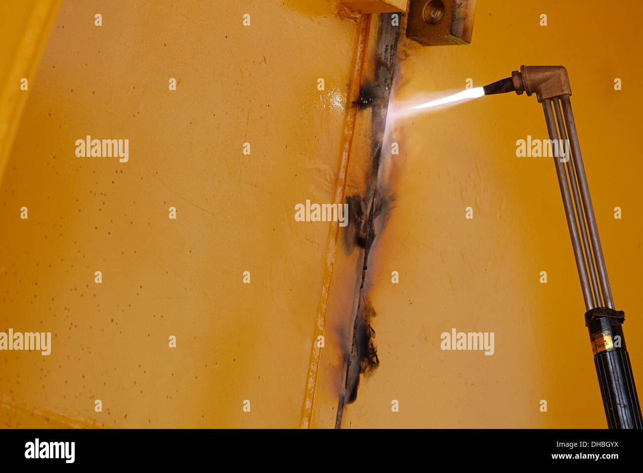 Nahaufnahme von einem Schneidbrenner in Aktion auf gelben Metallgerüst, Sambia Stockfoto