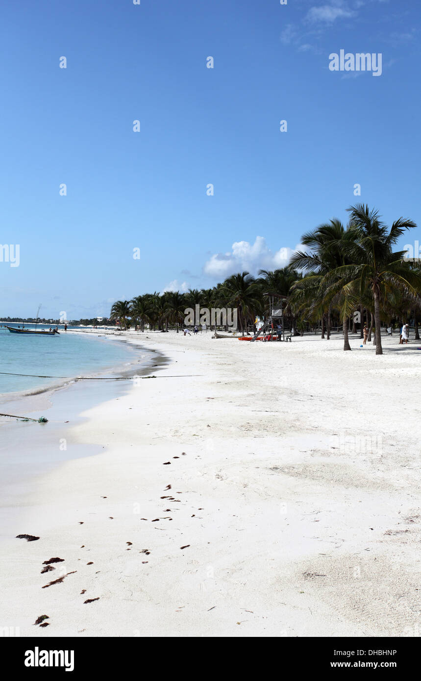 Die schönen weißen Pulver Sandstrand in Akumal, alte Maya-Wort für "Ort der Schildkröten", Mexiko Stockfoto