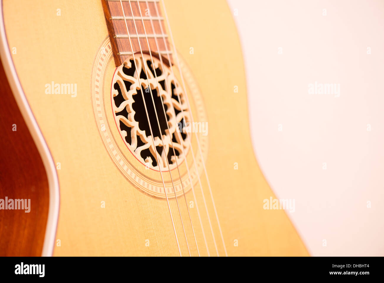 Nahaufnahme des hölzernen Akustik-Gitarre Stockfoto