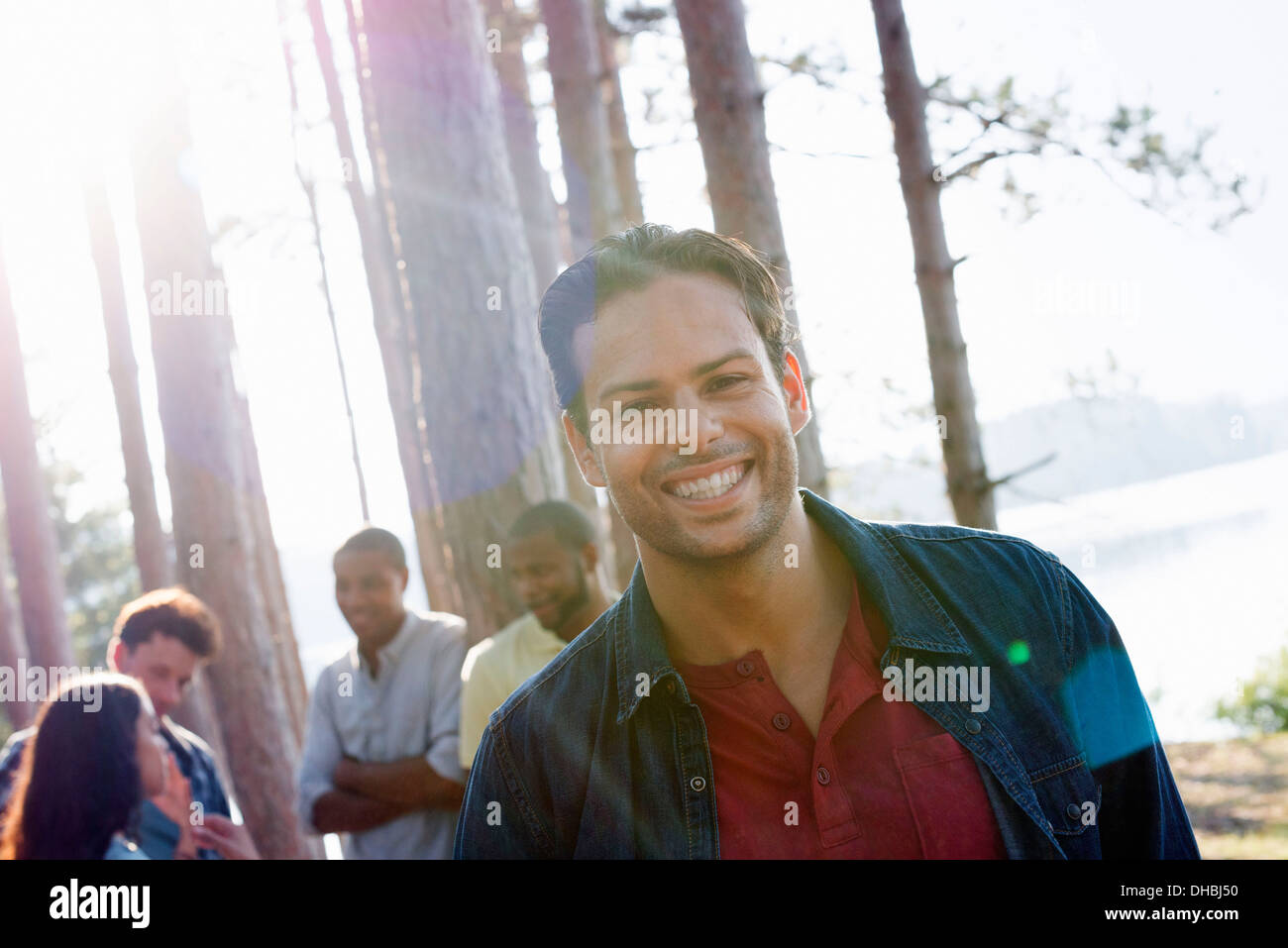 Direkt am See.  Eine Freunde kamen im Sommer im Schatten der Pinien. Stockfoto