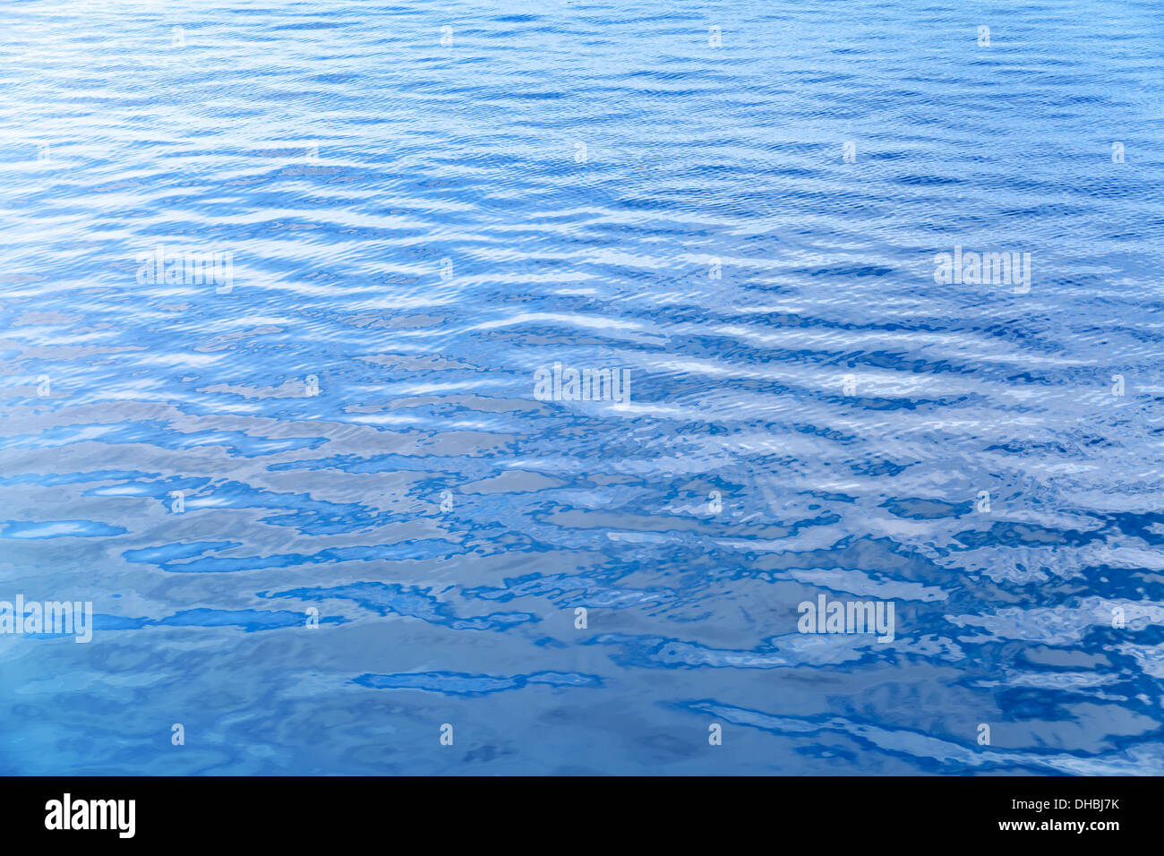 Blau leuchtende Meer-Wasser-Oberfläche. Natürliche Foto Hintergrundtextur Stockfoto