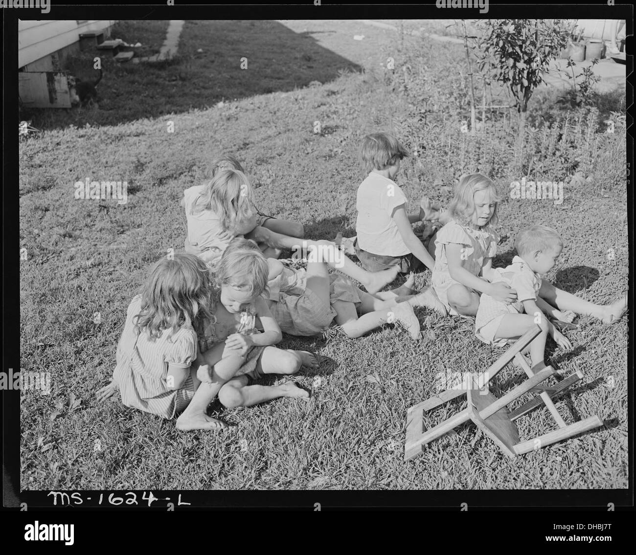 Kinder spielen auf dem Rasen in Unternehmen Wohnprojekt Bergleute. Koppers Kohle Division, Kopperston Mine... 540886 Stockfoto