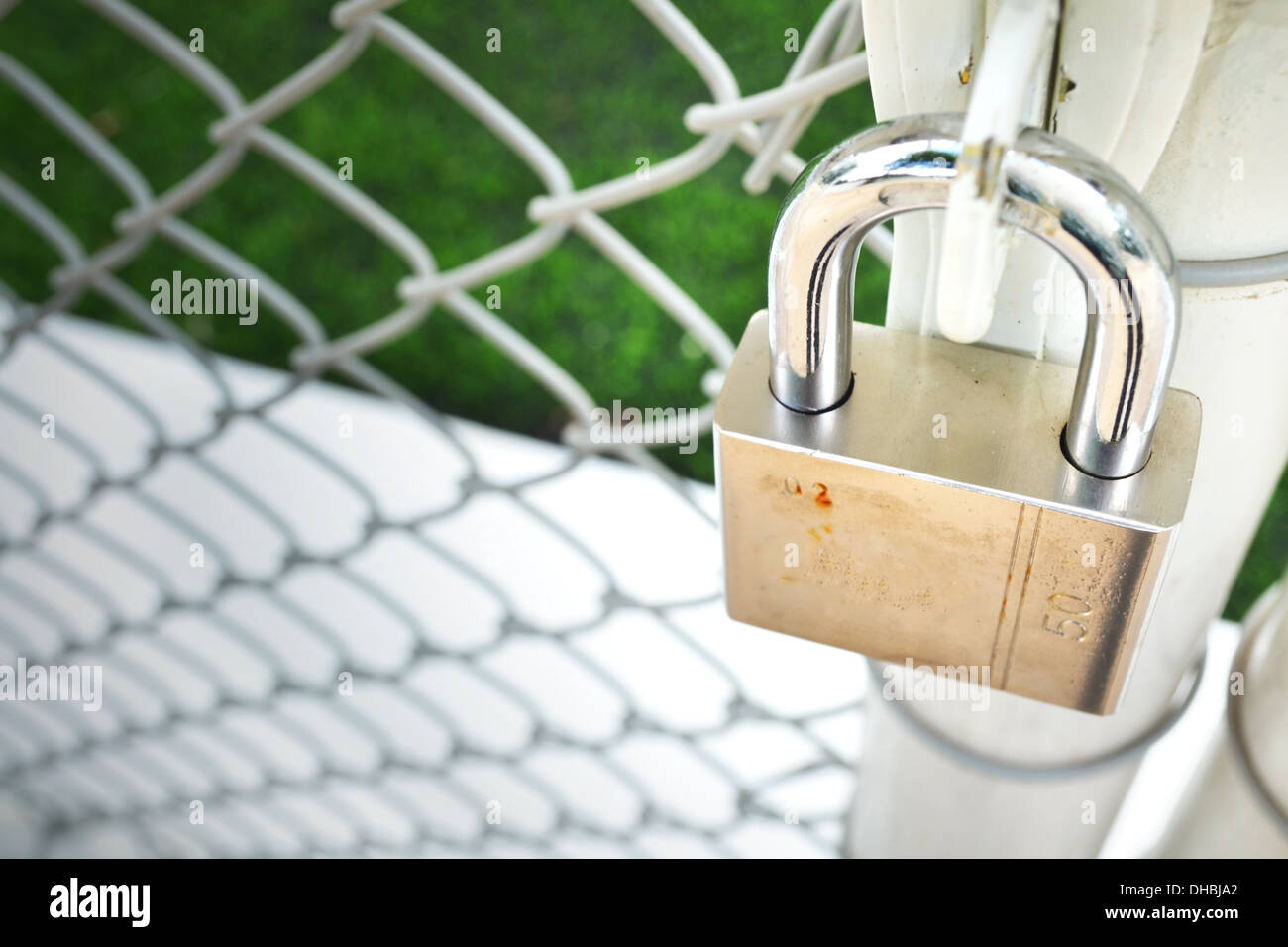 Sperre Metalltür mit Netz. Stockfoto