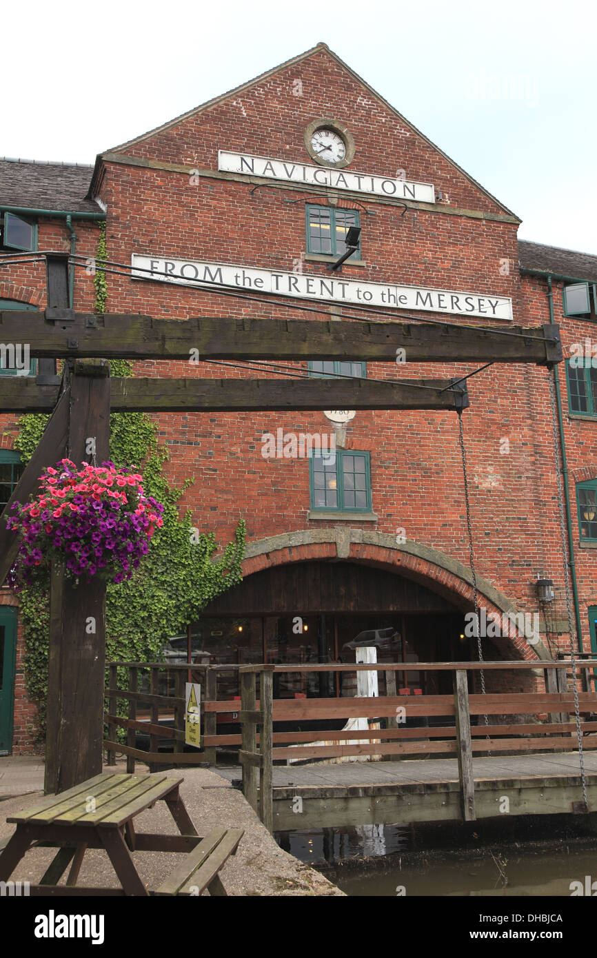 Uhr Lager, einer umgebauten Mühle, erbaut im Jahre 1780 auf dem Trent und Mersey Kanal in England, Derbyshire, England Stockfoto