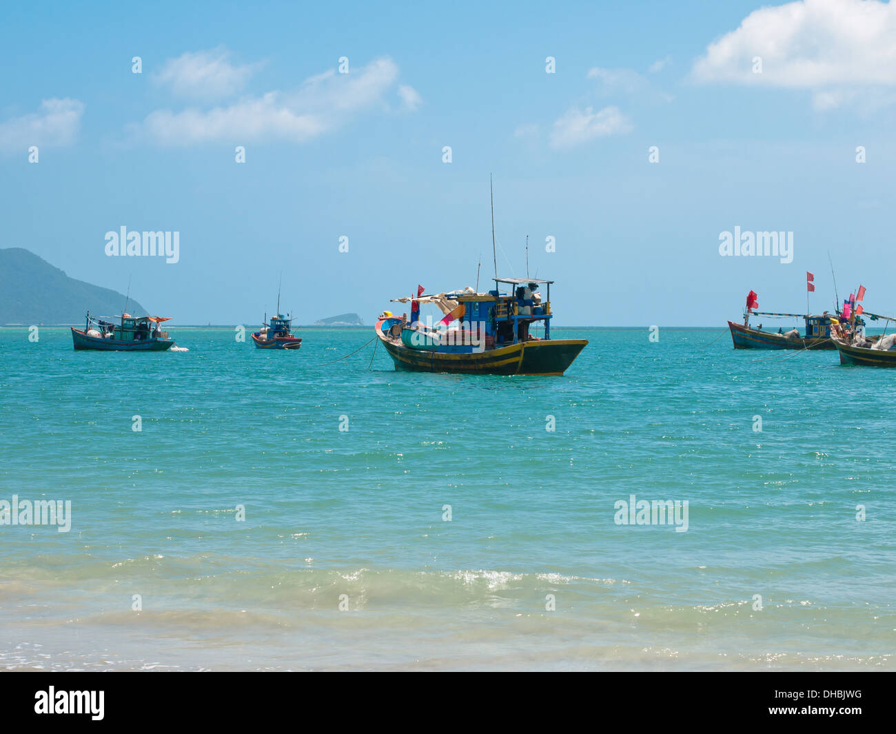 Angelboote/Fischerboote nur off Shore von Hai Beach auf Con Son Island, einer der Con Dao Islands, Vietnam. Stockfoto