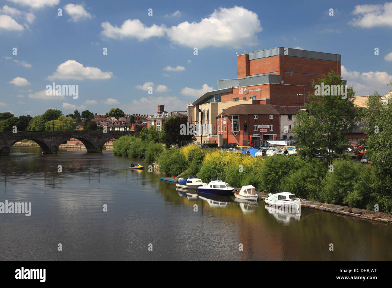 Kreuzer auf den Fluss Severn in Shrewsbury mit der walisischen Bridge und Theatre Severn auf der rechten Seite Stockfoto