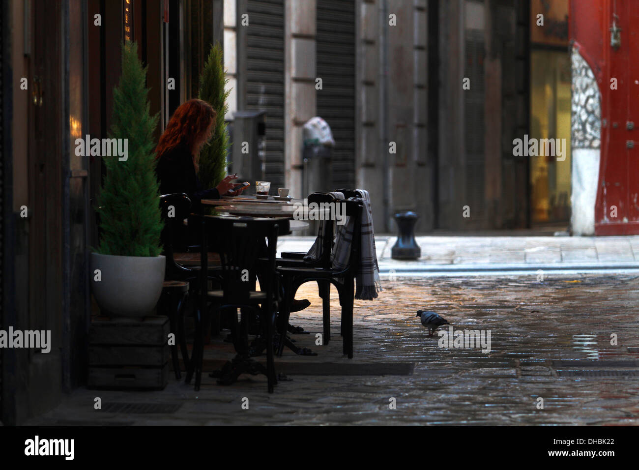 Eine Frau sieht man sitzt auf einer Bar Terrasse in Palma de Mallorca, Spanien Stockfoto