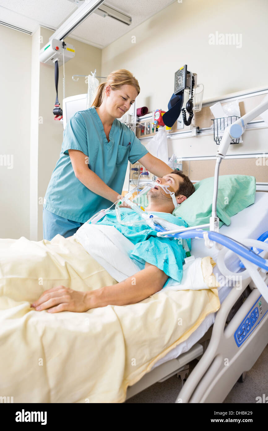 Anpassung des Patienten Kissen Krankenschwester Stockfoto