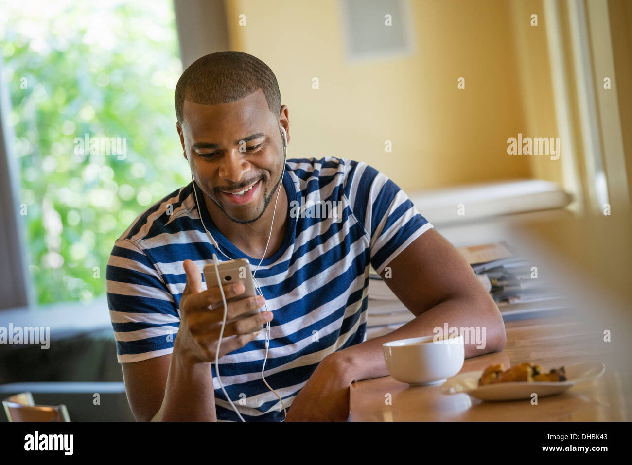 Ein Mann mit einem Smartphone oder persönliche Musik-Player, Kopfhörer tragen. Stockfoto