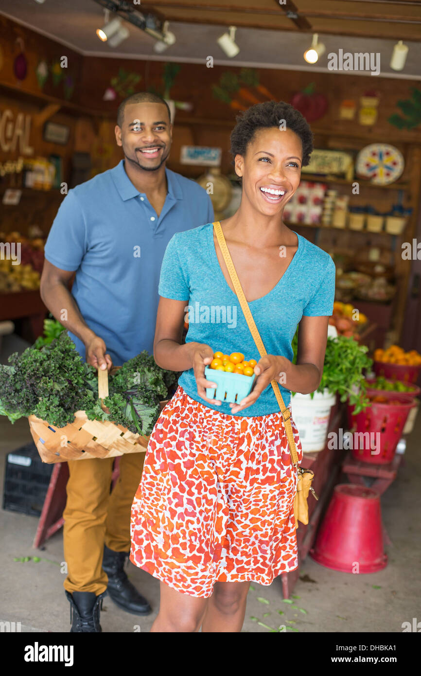 Zwei Menschen in einem Hofladen, Bio-Gemüse entscheiden. Stockfoto