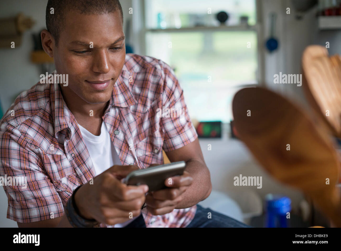 Ein Mann in einer Küche mit einem digitalen Tablet. Stockfoto