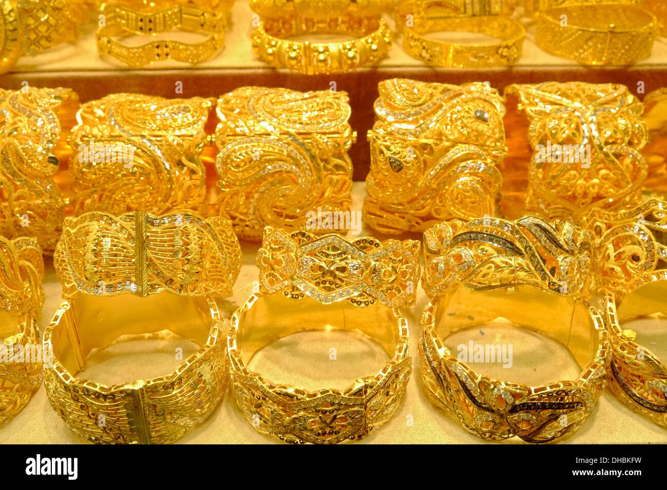 Goldene Armbänder Schmuck im Shop in Gold-Souk in Deira Viertel von Dubai  Vereinigte Arabische Emirate Stockfotografie - Alamy