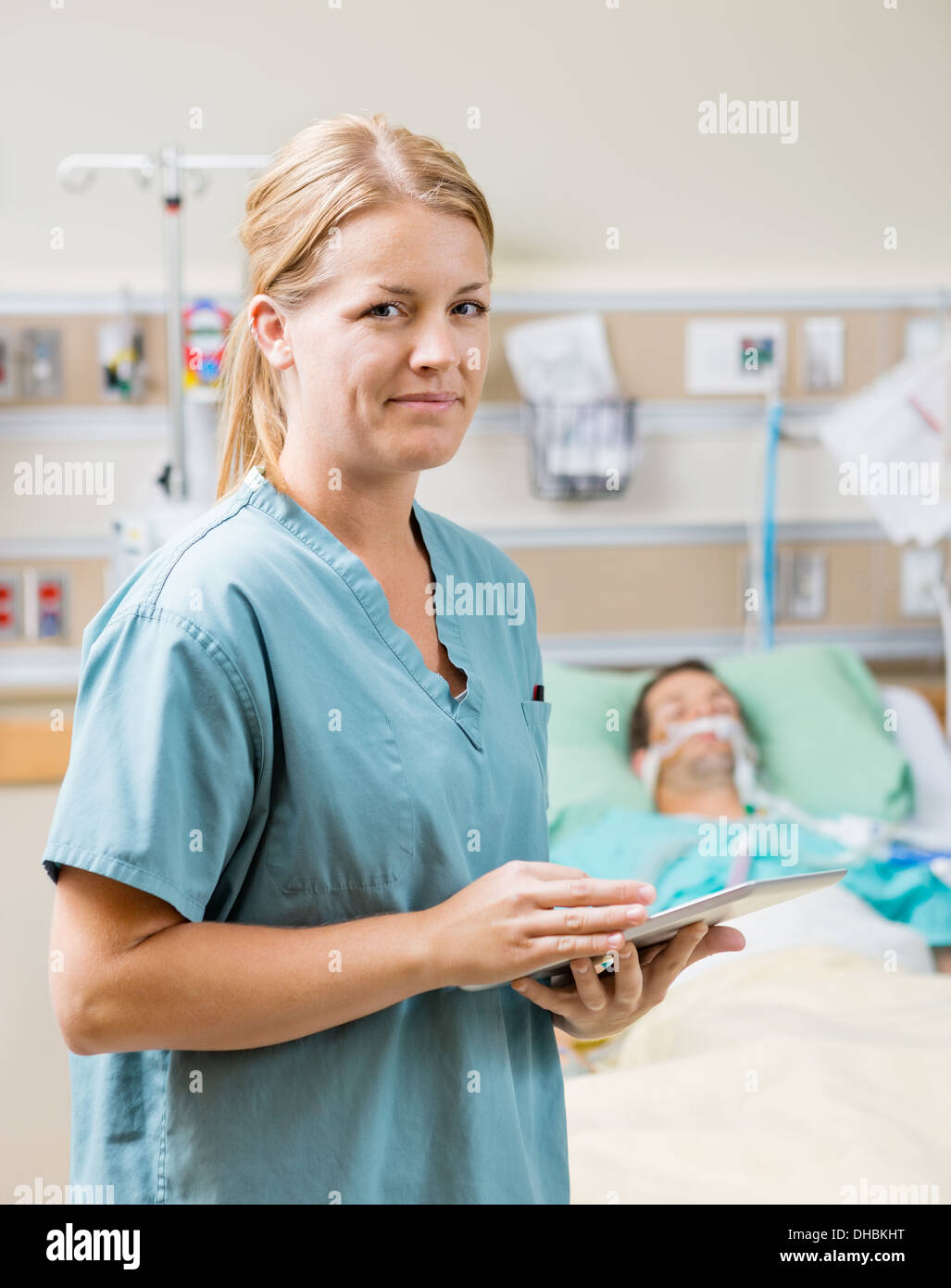 Krankenschwester Holding Digital Tablet mit Patienten im Krankenhaus Stockfoto