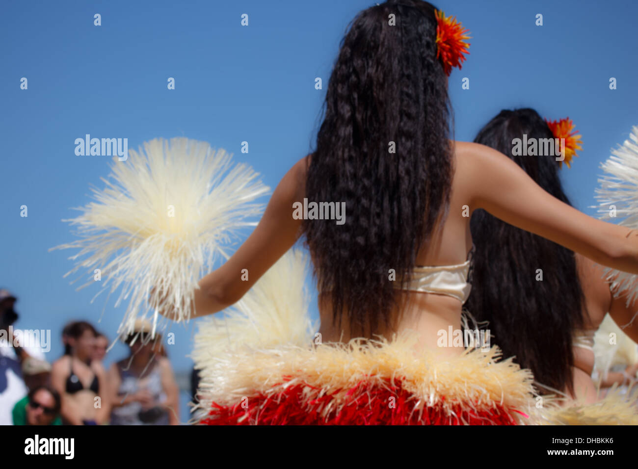 Frauen in traditionellen hawaiianischen Hula-Kleidern tanzen am Strand im UCSD Cancer Center Luau und im Longboard Invitational Surfing Competition Stockfoto