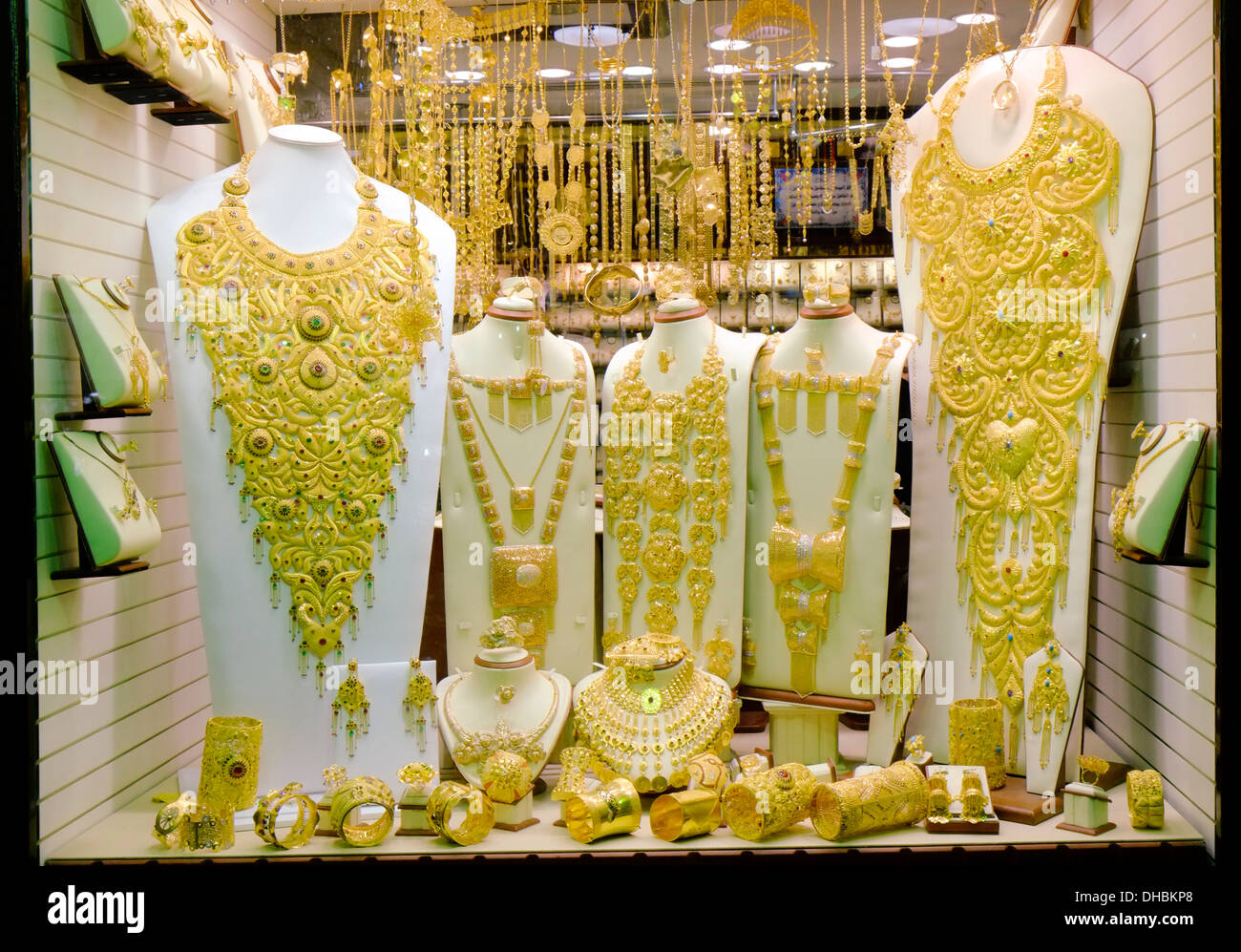 Gold Schmuck im Shop in Gold-Souk in Deira Viertel von Dubai Vereinigte Arabische Emirate Stockfoto