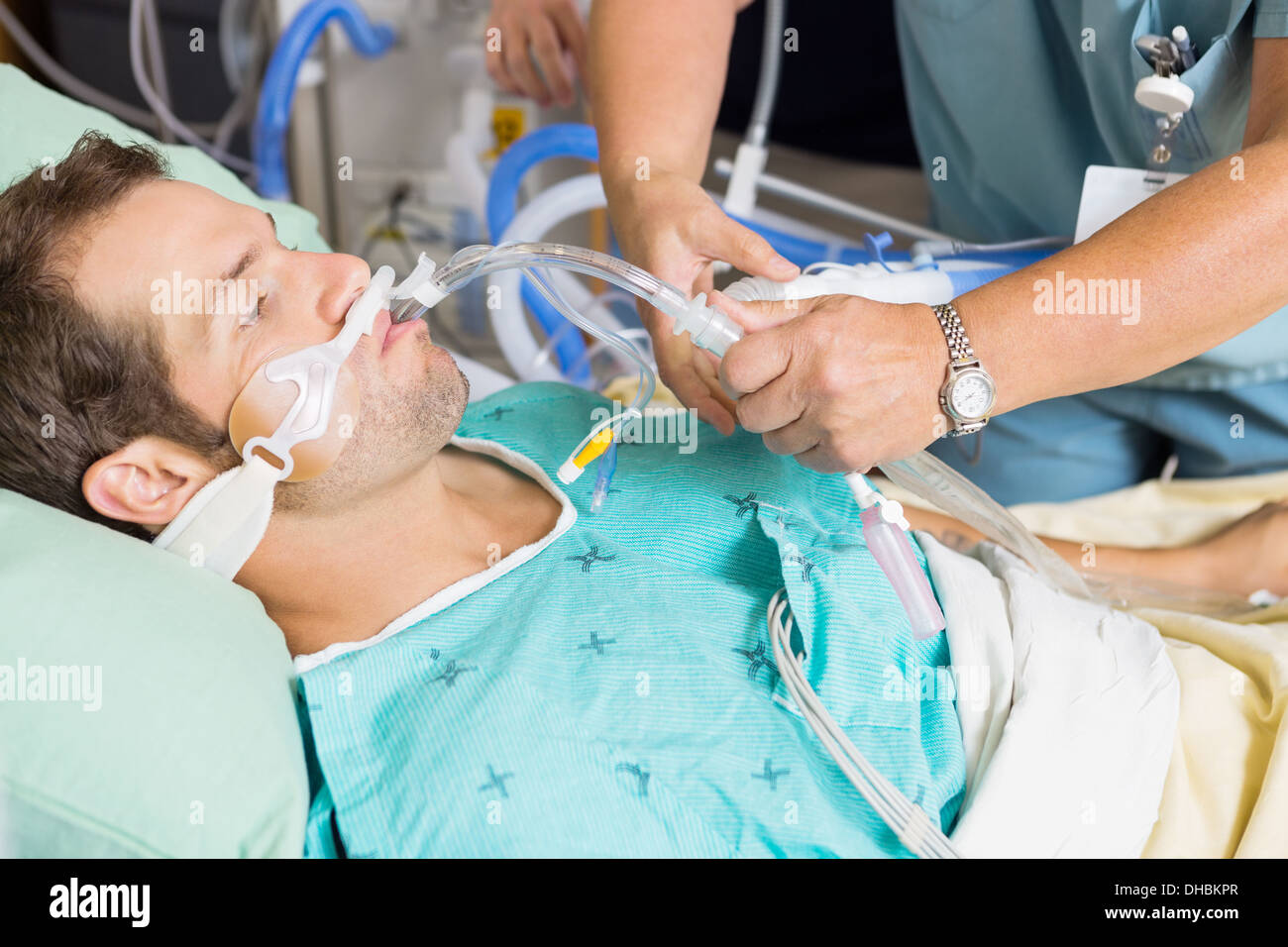 Krankenschwester Endotracheal Schlauch im Mund des Patienten anpassen Stockfoto