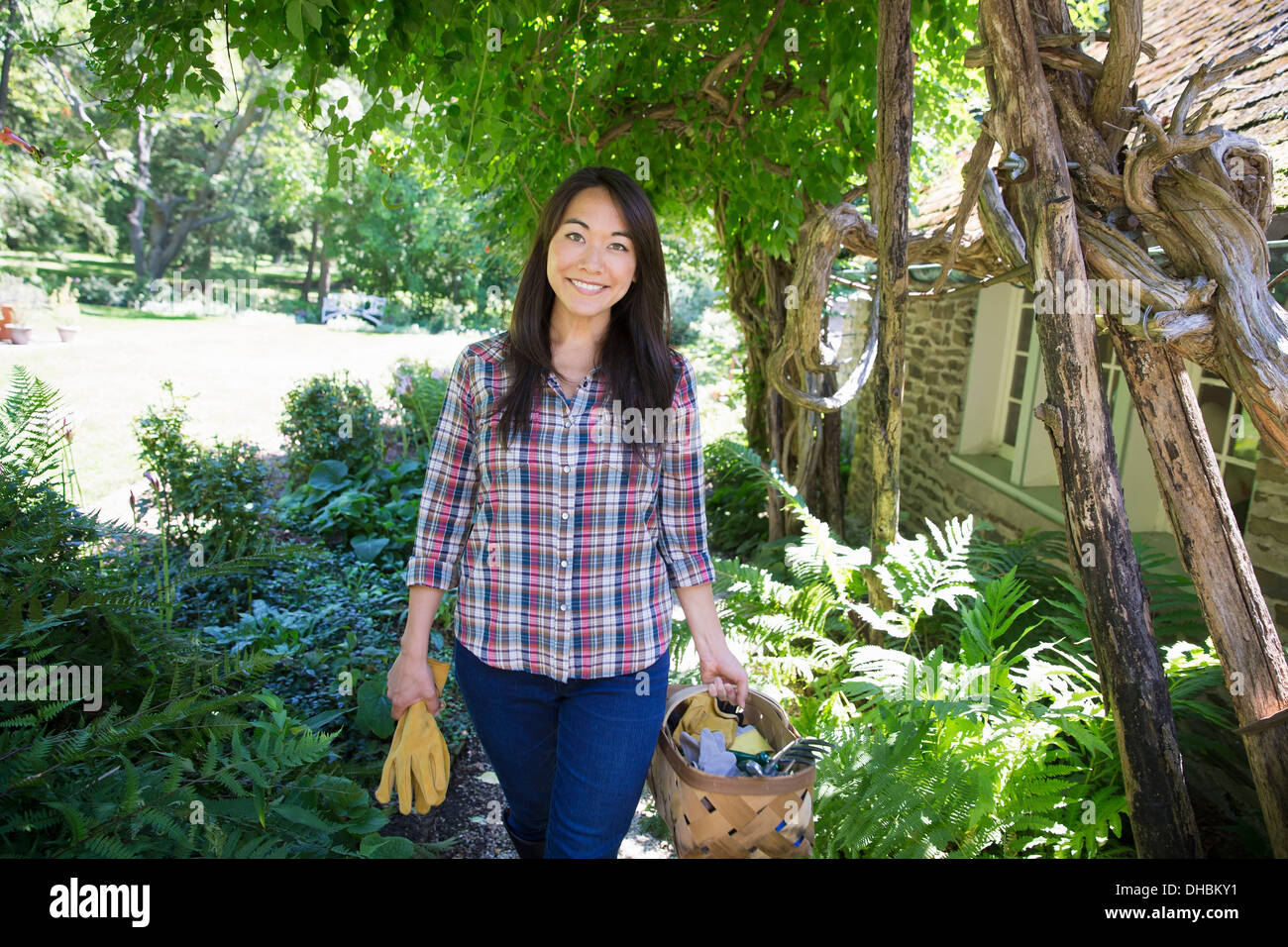 Ein Bauernhof, Anbau und Verkauf von Bio-Gemüse und Obst. Eine junge Frau arbeitet. Stockfoto