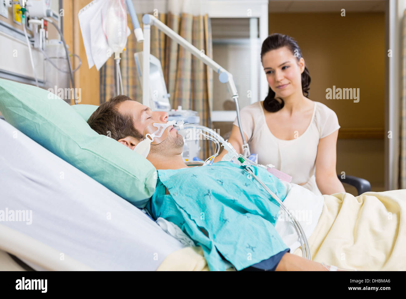 Frau sucht Mann im Krankenhaus Stockfoto