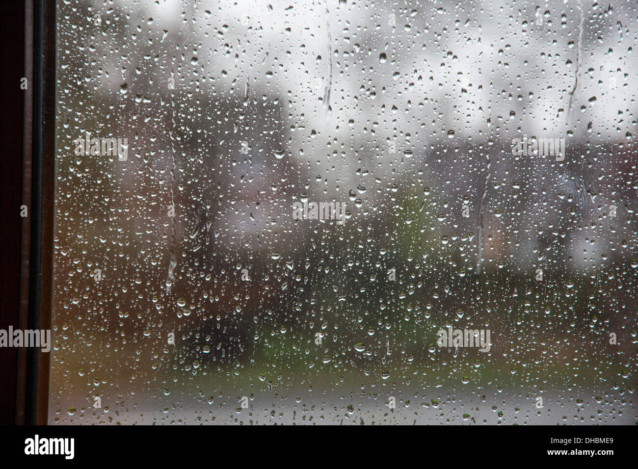 Regentropfen auf einer Fensterscheibe Glas Stockfoto