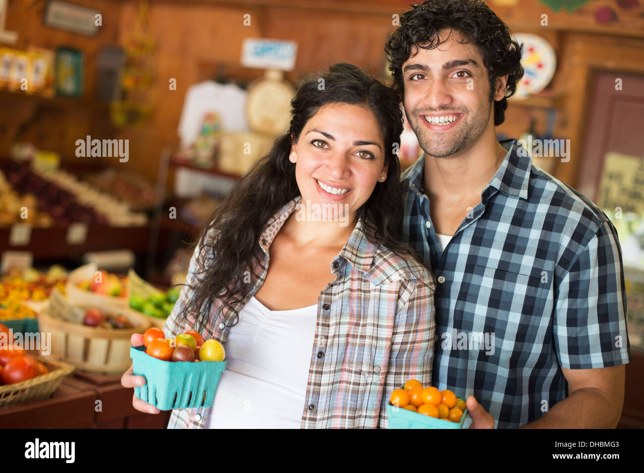 Ein Bauernhof, Anbau und Verkauf von Bio-Gemüse und Obst. Ein Mann und eine Frau zusammen arbeiten. Stockfoto