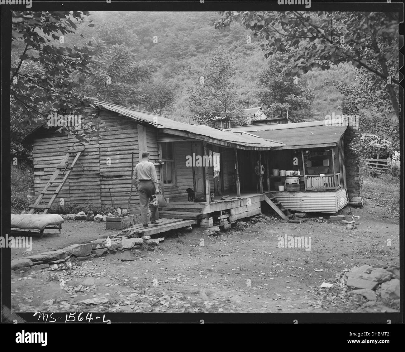 Dr. R. V. Tokar, Betriebsarzt, Hausbesuch machen. Das Haus in Privatbesitz und ist auf firmeneigenen Grundstück gebaut... 540857 Stockfoto