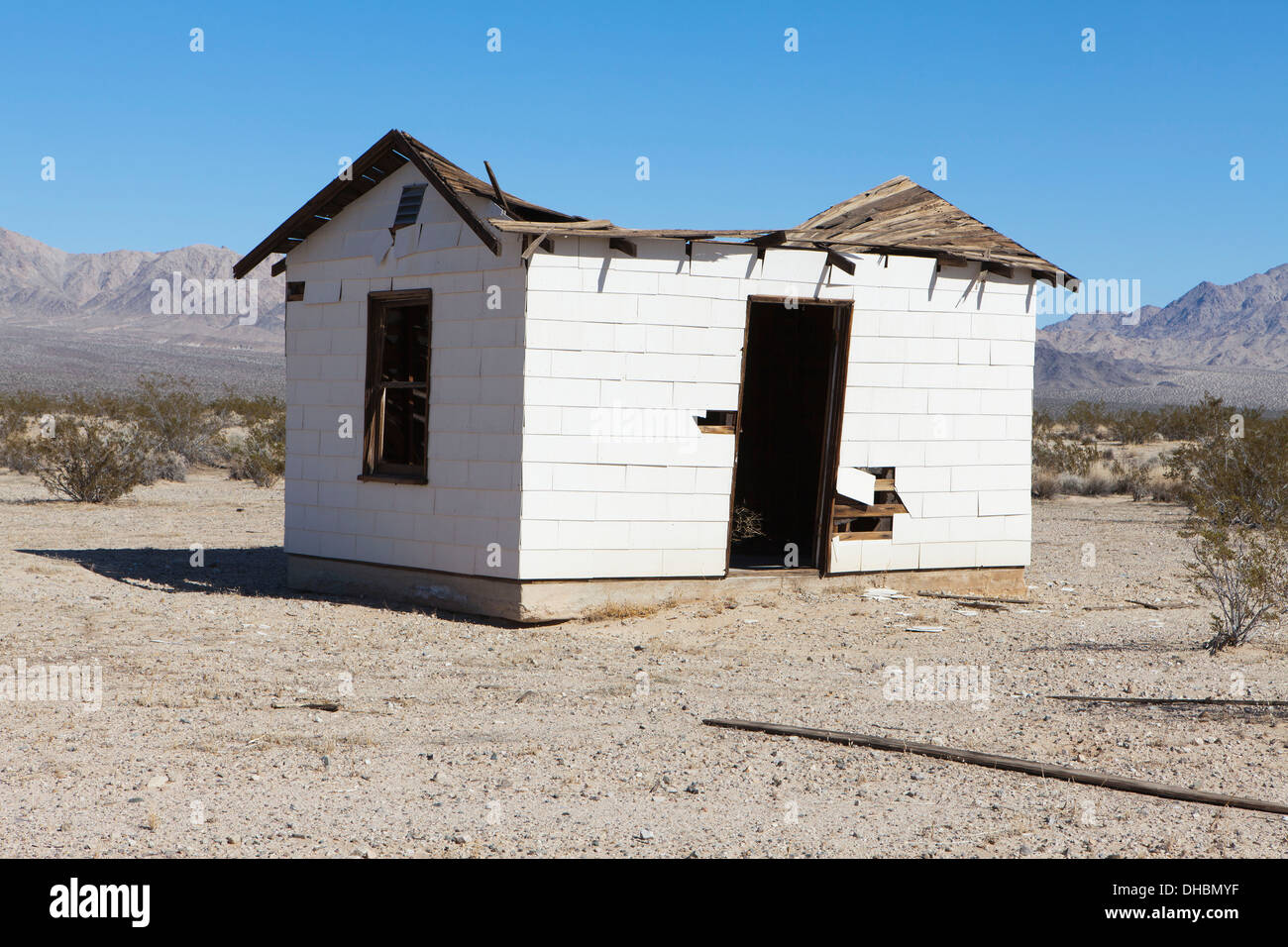 Eine kleine verlassene Gebäude in der Mojave-Wüstenlandschaft. Stockfoto