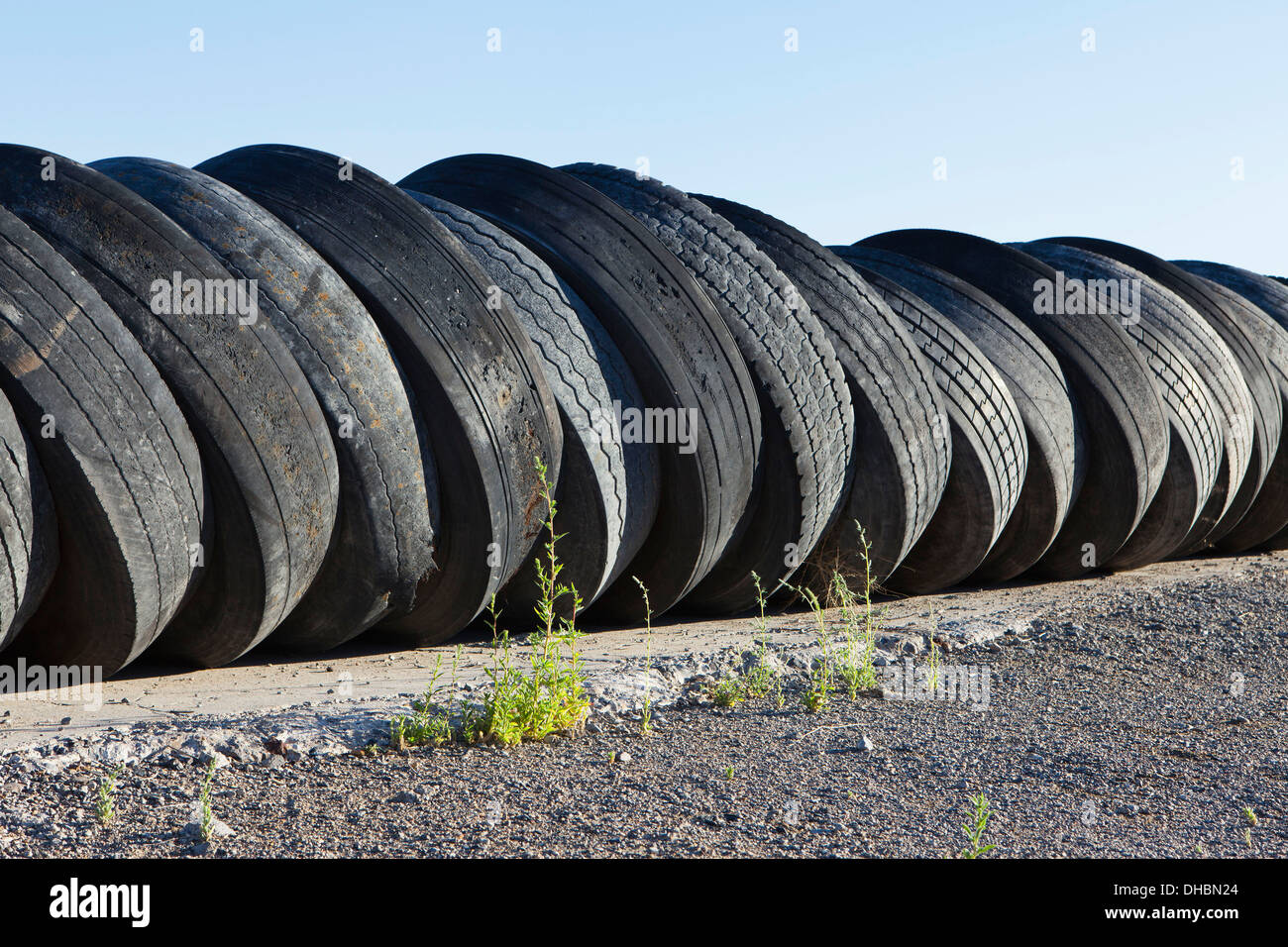Eine Reihe von Gebrauchte Autoreifen stapeln sich in der Nähe von Wendover in Utah. Stockfoto