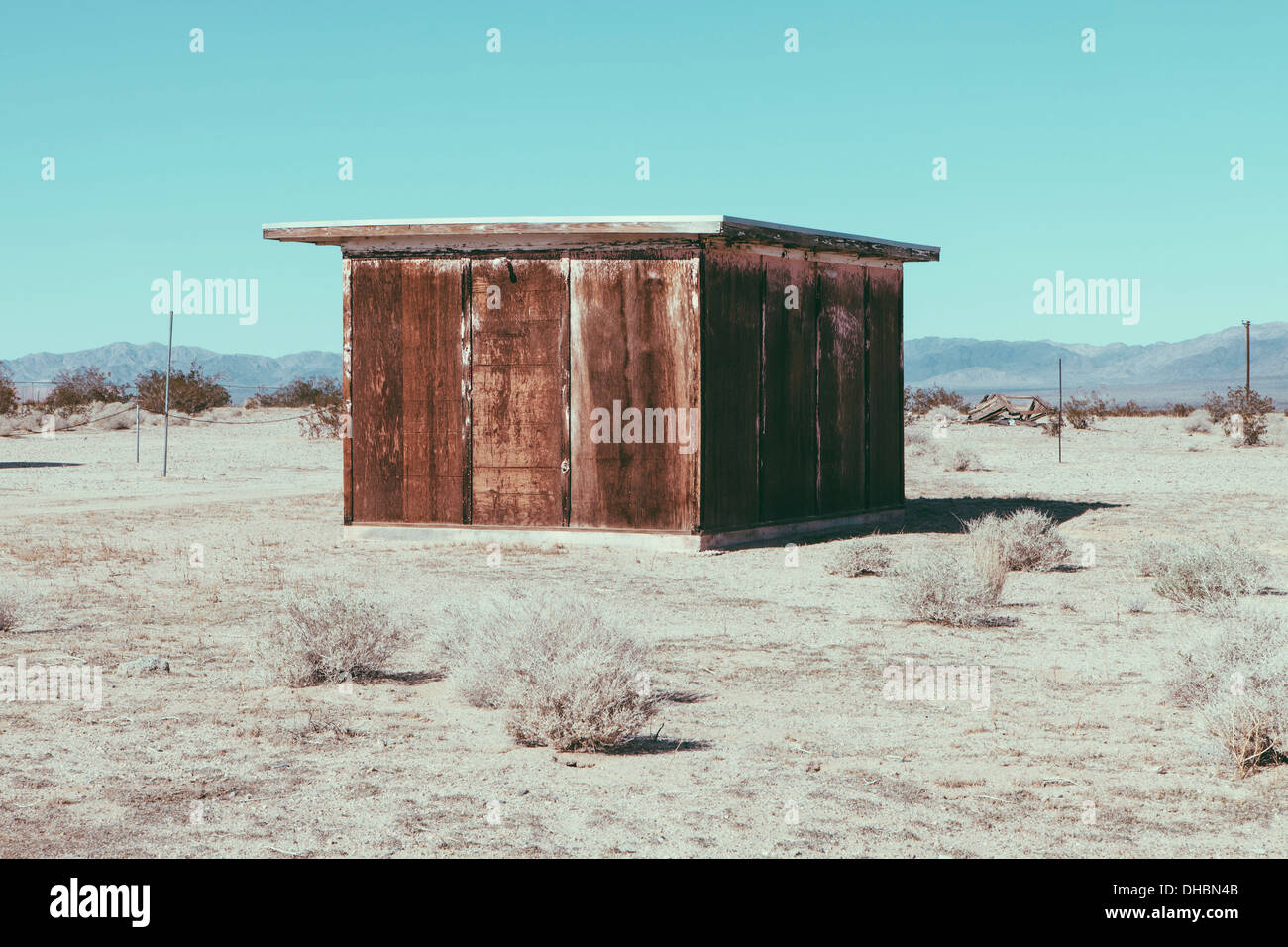 Eine kleine verlassene Gebäude in der Mojave-Wüstenlandschaft. Stockfoto