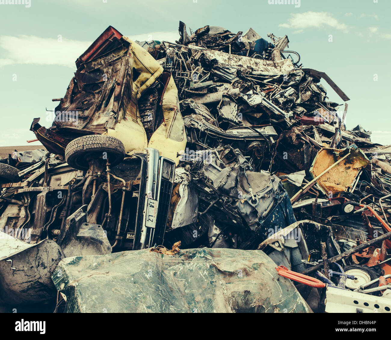 Ein Haufen von twisted Metal, Metal Schrottplatz, eine Auflistung von Objekten für das recycling. Stockfoto