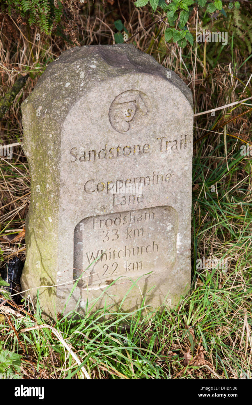 Ein Meilenstein im Coppermine Lane Bickerton sagen Frodsham 33 km und Whitchurch 22 km auf den Sandstein Trail Cheshire England UK Stockfoto