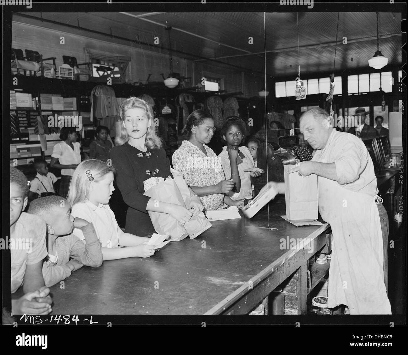 Familien der Bergleute in der Unternehmens-Shop einkaufen. Gilliam Coal and Coke Company, Gilliam Mine, Gilliam, McDowell... 540814 Stockfoto