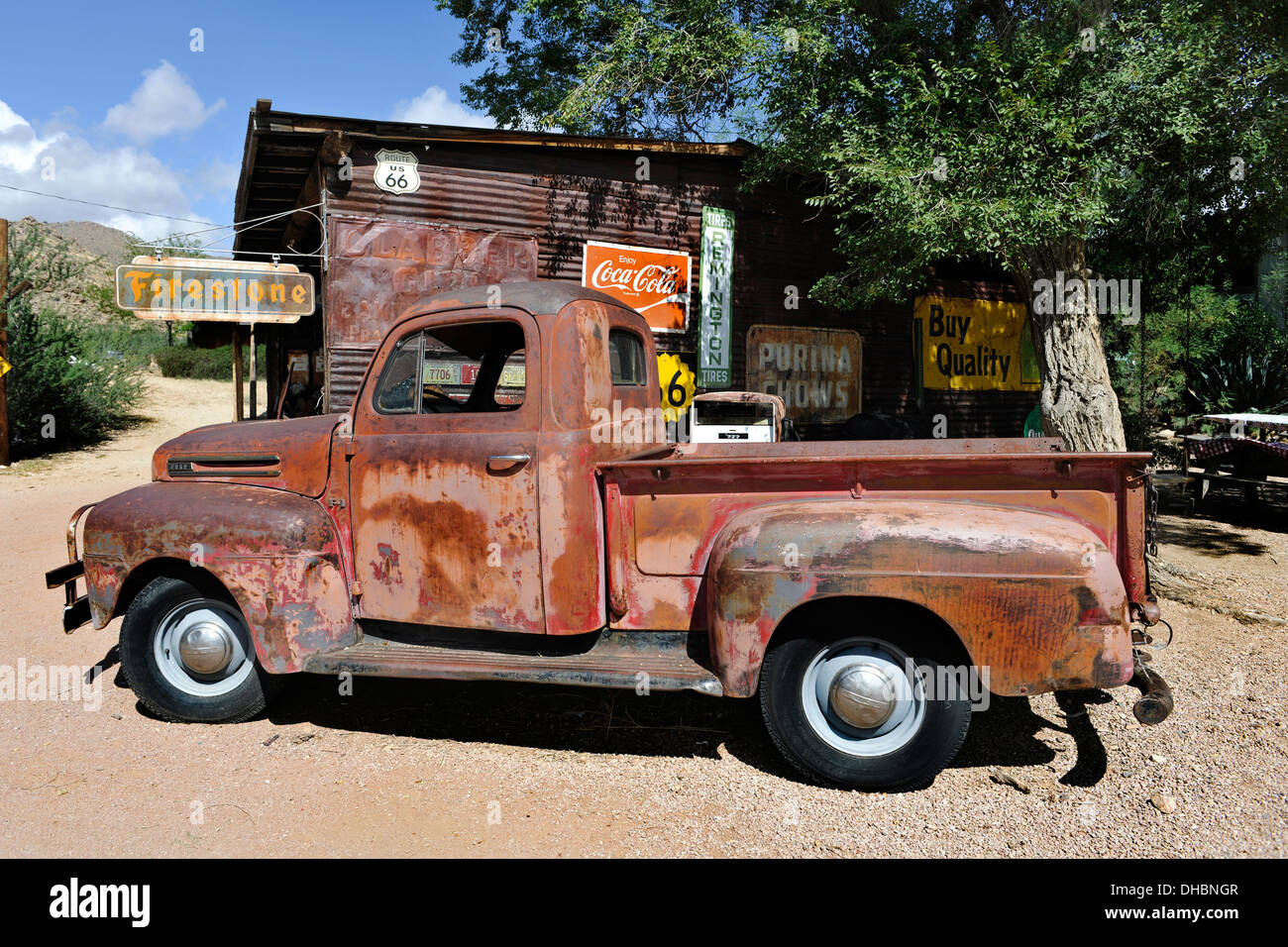 Rostige LKW, Hackberry Gemischtwarenladen & Tankstelle, Route 66, Arizona USA Stockfoto