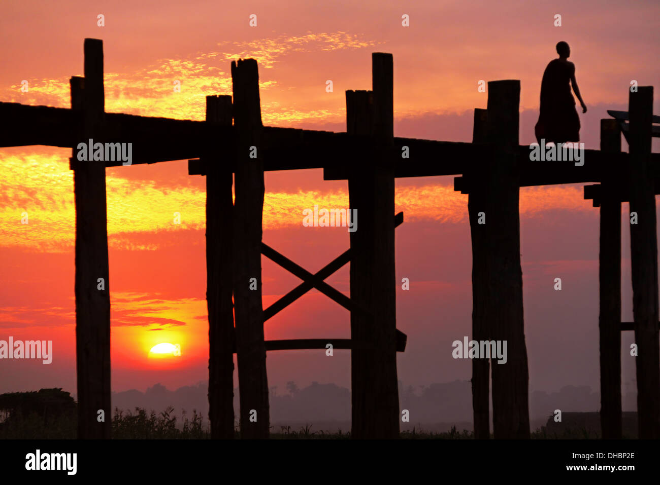 U Bein Brücke bei Sonnenuntergang. Mandalay, Myanmar. Stockfoto