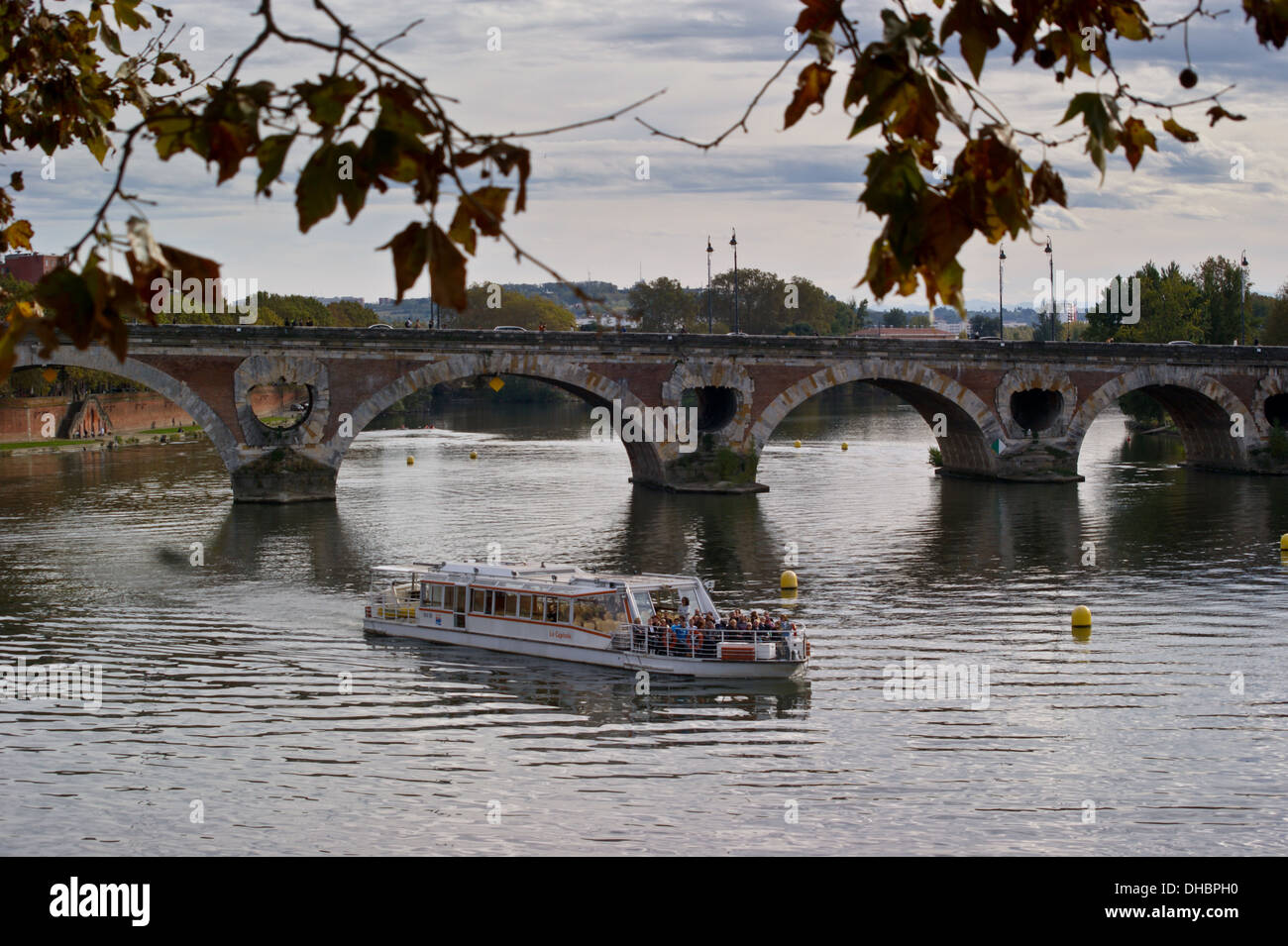 Touristenboot "Le Capitole" auf die Pont Neuf, Fluss Garonne, Toulouse, Haute-Garonne, Midi - Pyréneés, Occitanie, Frankreich Stockfoto