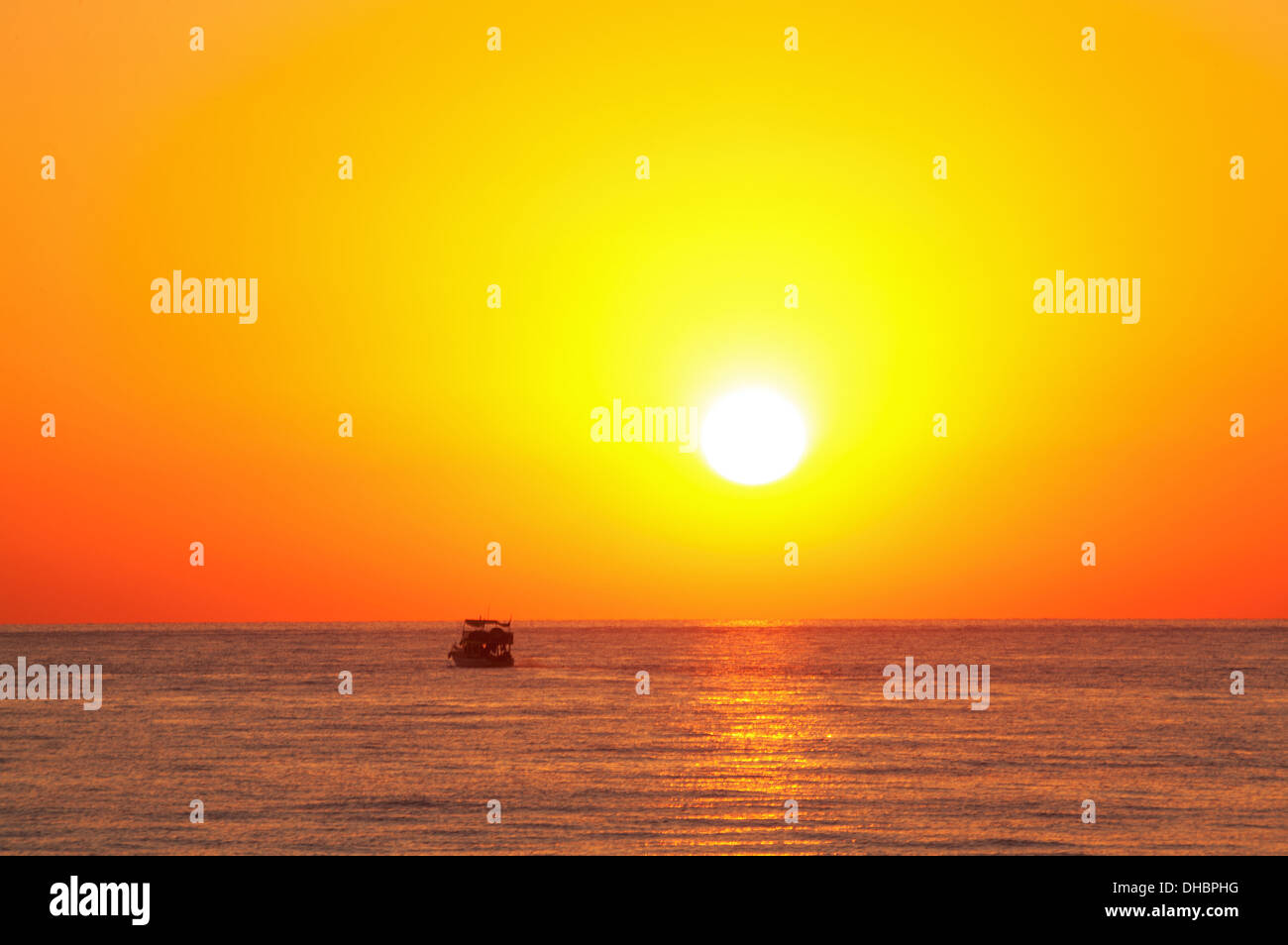 Helle sonnige Hintergrund, der große Himmel für den großen Text. Stockfoto