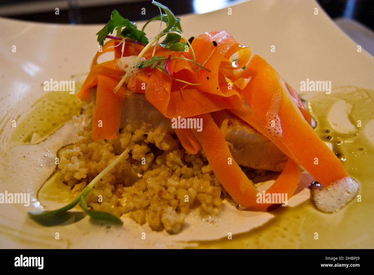 Pavé von Schwertfisch mit Bulgur weizen, Pilz Schaum und Trüffeljus, Restaurant le L, Toulouse, Haute-Garonne, Midi-Pyréneés, Royal, Frankreich Stockfoto