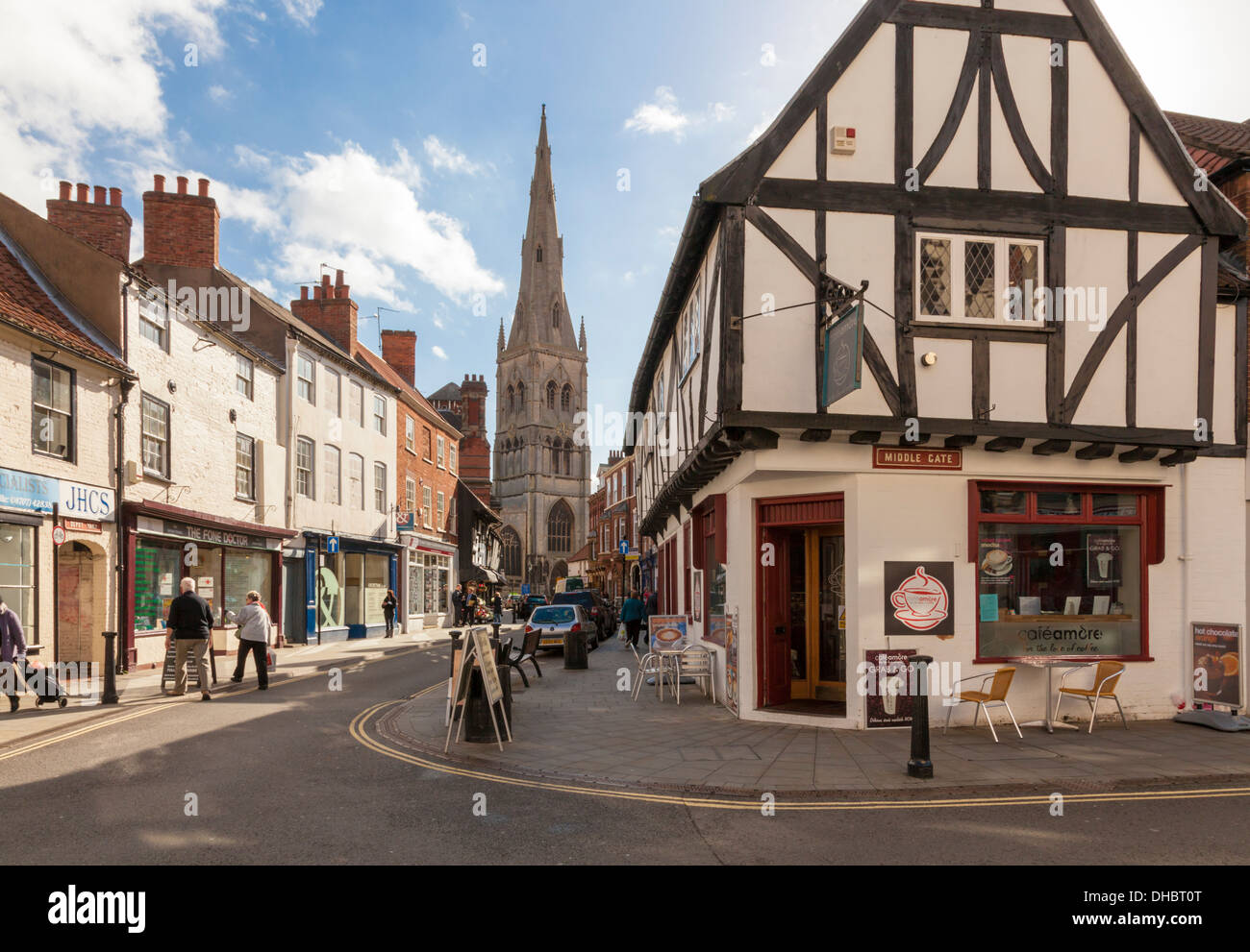 Ein Blick entlang Kirkgate, eine Einkaufsstraße in der Altstadt von Newark-on-Trent, Nottinghamshire, England, Großbritannien Stockfoto