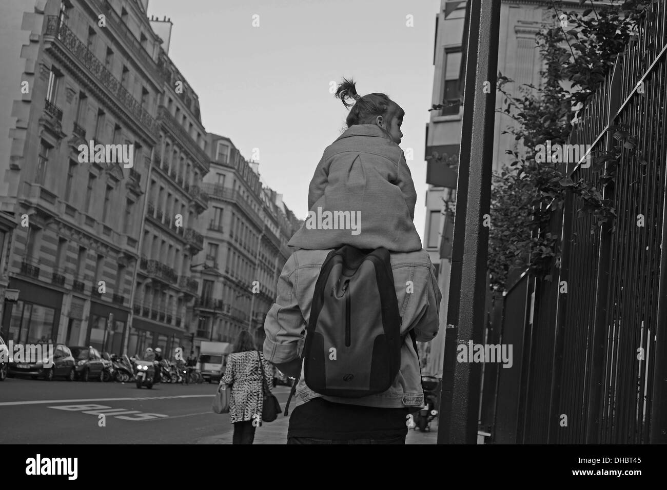 Mädchen auf Papas Schultern. Stockfoto