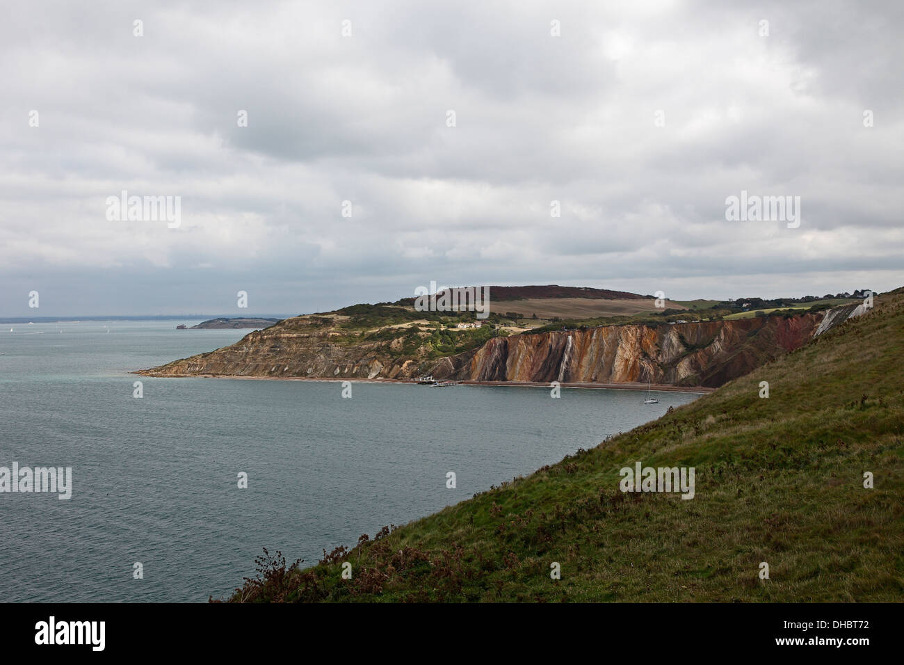 Blick farbigen sand Klippen Alum Bay Tourismus Reisen Land Sea Scape Alum Bay Isle Of Wight Hampshire England Stockfoto