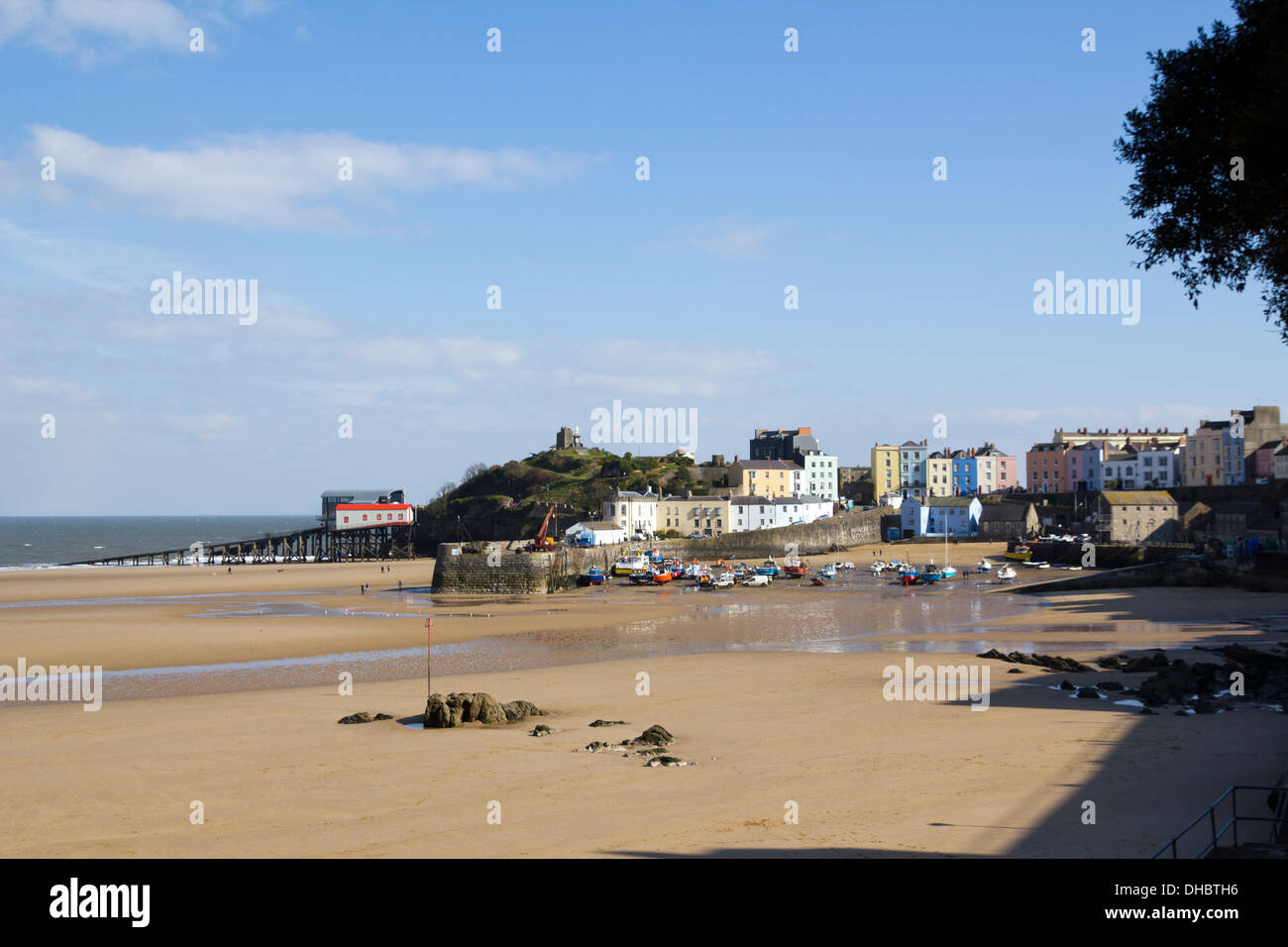 Frühlingssonne auf Tenby North Beach und Hafen, Pembrokeshire, Wales, UK Stockfoto