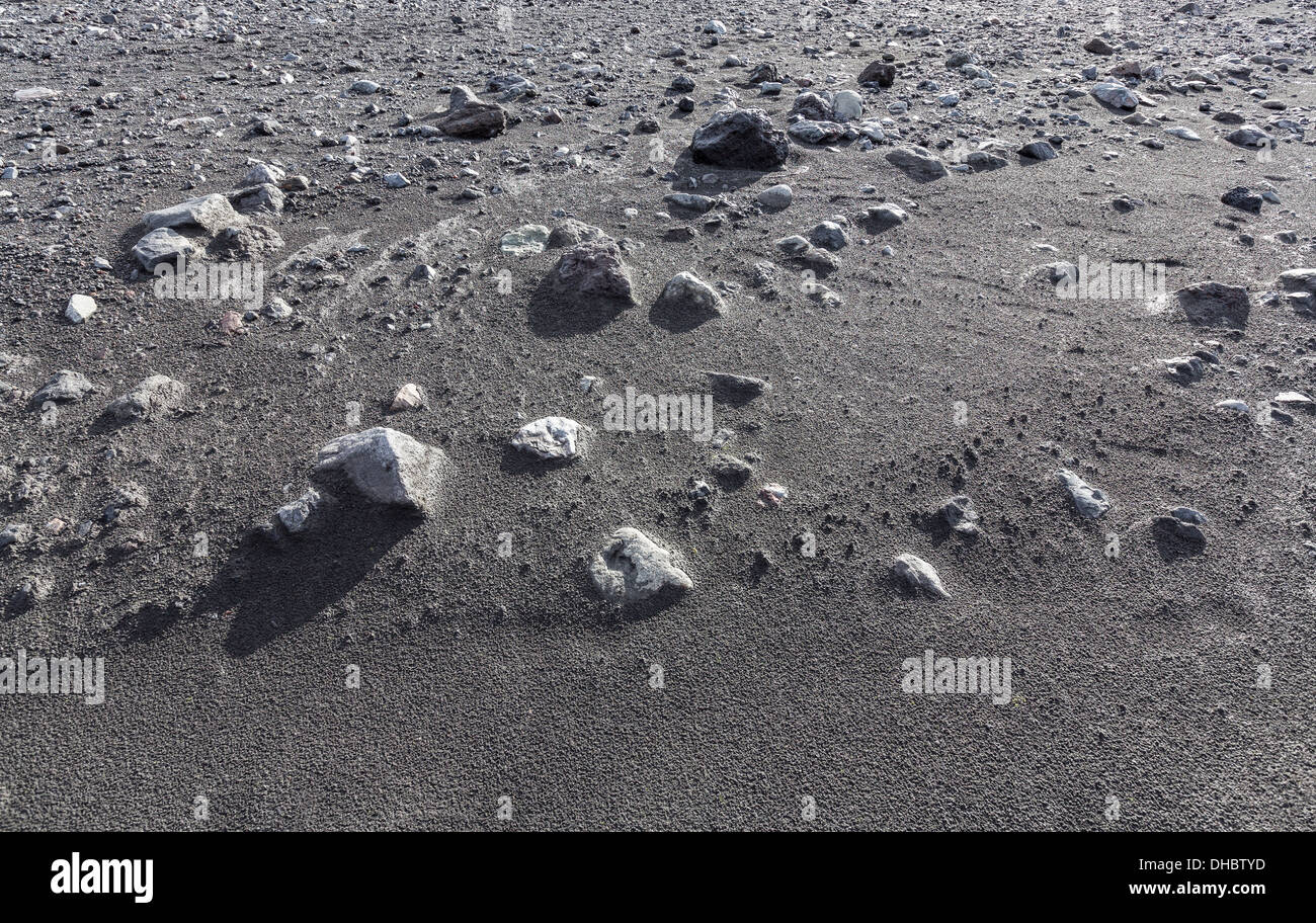 Felsen am schwarzen Sandstrand, Markarfljotsaurar Sander schlicht, Island Stockfoto