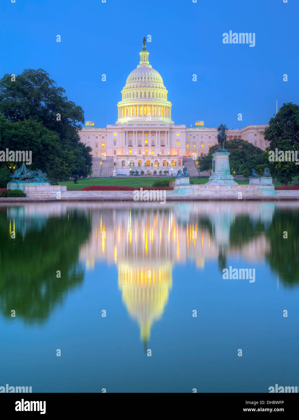 Rückseite des United States Capitol Gebäude und Widerspiegelnder Teich vertikale Stockfoto